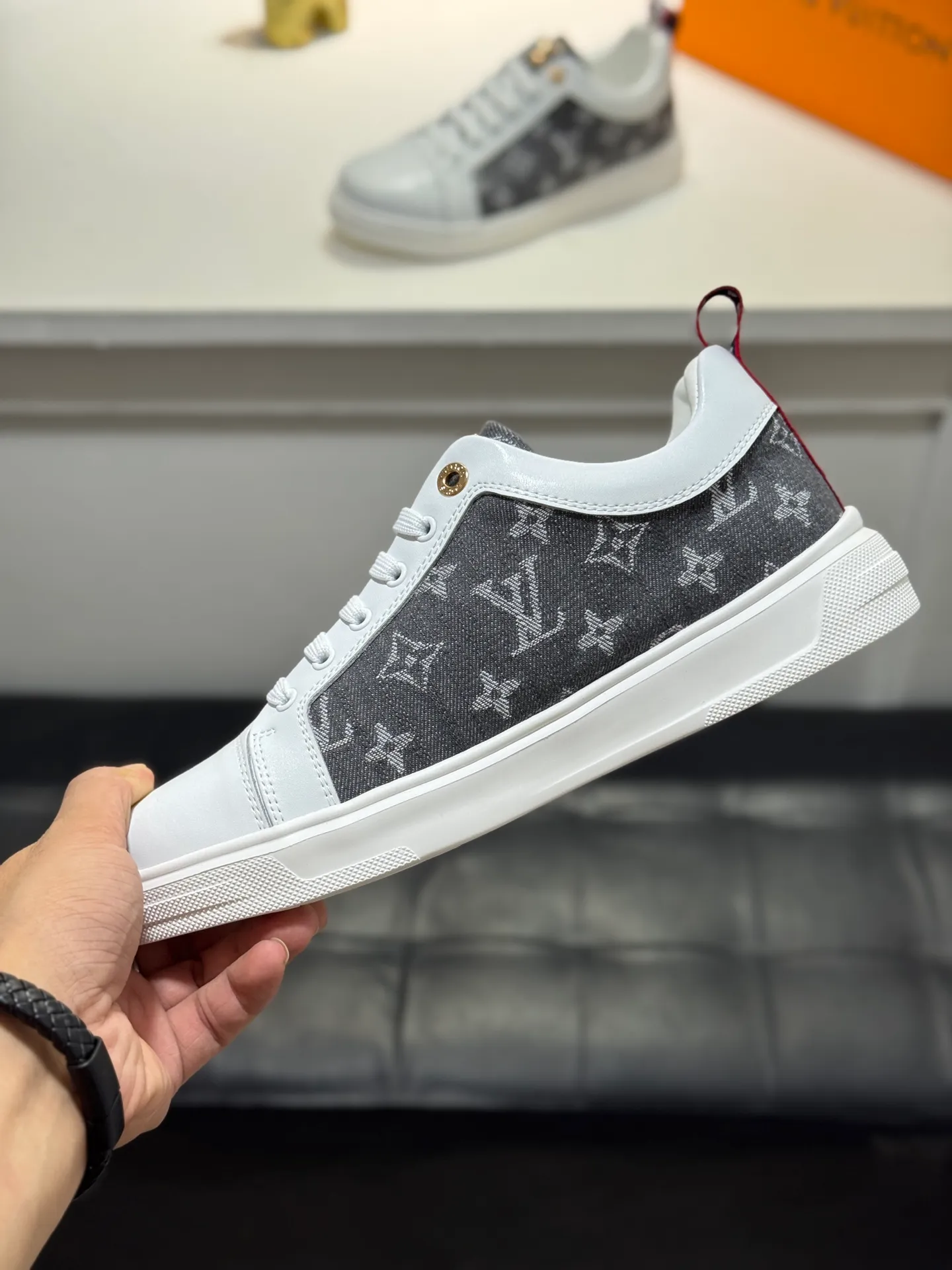 Men's shoes 💰400 [New model] 🌂🌂 Top quality original Louis Vuitton®️ Trendy and fashionable yet low-key men's casual shoes, LV cowhide embossed upper, comfortable and breathable, mesh lining, original rubber outsole, 2 colors available ~ a must-have for stylish men. Size: 38-44 (45 customized
